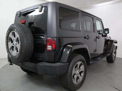 Used 2018 Jeep Wrangler Unlimited Sahara AWD/4WD image 9