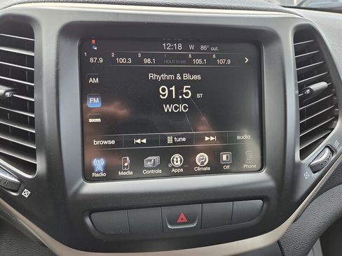 Used 2014 Jeep Cherokee Latitude w/ Cold Weather Group AWD/4WD image 19