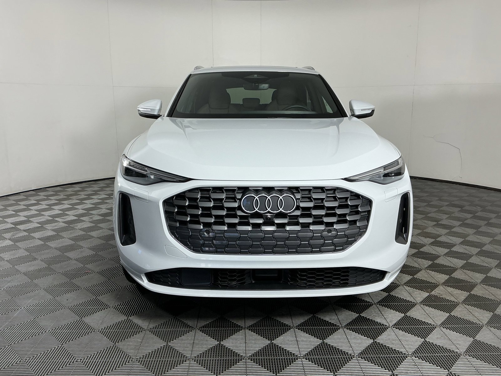 Used 2025 Audi Q5 Premium Plus w/ Premium Plus AWD/4WD image 2