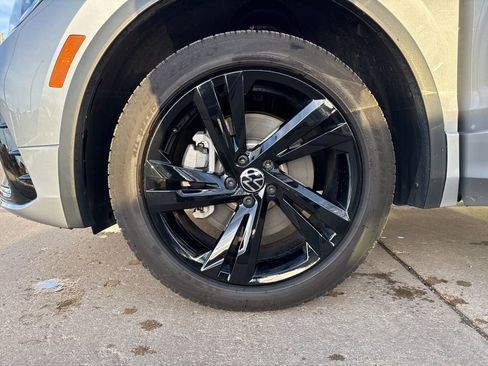 Certified 2024 Volkswagen Tiguan SE R-Line image 28