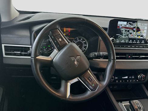 Used 2024 Mitsubishi Outlander SE AWD/4WD image 17