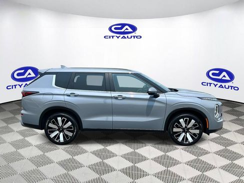Used 2025 Mitsubishi Outlander SE FWD image 2