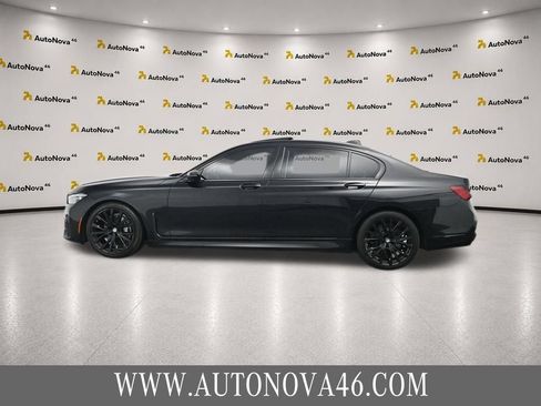 Used 2022 BMW 740i w/ M Sport Package RWD image 3