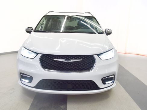 Used 2023 Chrysler Pacifica Limited FWD image 3
