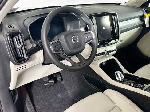 Used 2025 Volvo XC40 B5 Ultra w/ Protection Package image 9