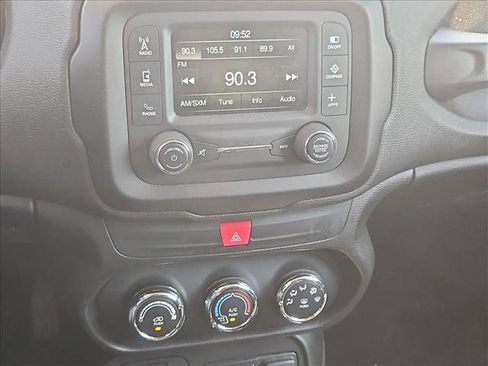 Used 2017 Jeep Renegade Latitude FWD image 16