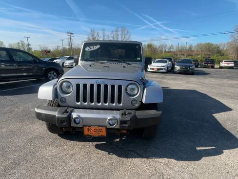 Used 2017 Jeep Wrangler Unlimited Sahara w/ Connectivity Group AWD/4WD image 3