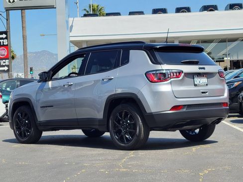 Used 2022 Jeep Compass Latitude FWD image 2