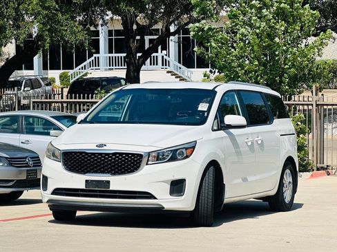 Used 2017 Kia Sedona LX w/ LX Essentials Premium Package FWD image 3