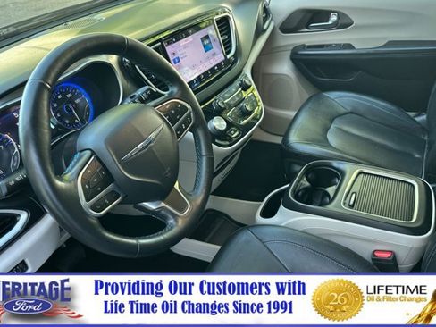 Used 2021 Chrysler Pacifica Touring-L FWD image 10