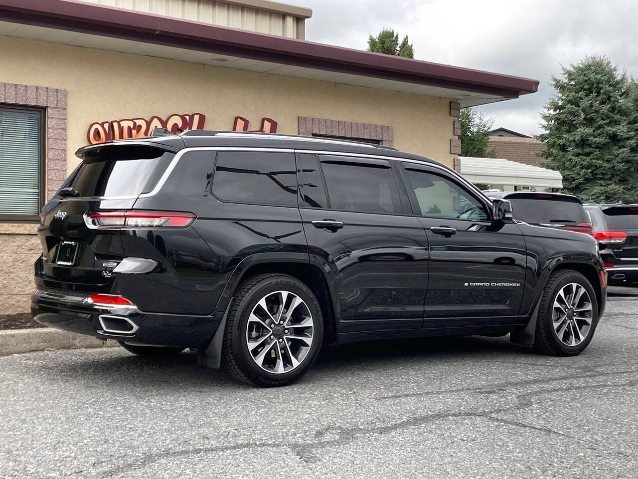 Used 2021 Jeep Grand Cherokee L Overland w/ Luxury Tech Group IV AWD/4WD image 2