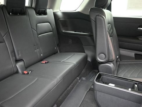 Used 2024 Nissan Pathfinder Platinum AWD/4WD image 9