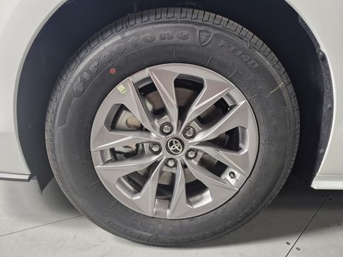 New 2026 Toyota Sienna LE FWD image 10