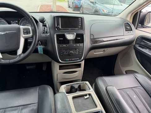 Used 2015 Chrysler Town & Country Touring FWD image 19
