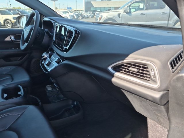 Used 2026 Chrysler Pacifica Select FWD image 18