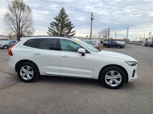 Used 2022 Volvo XC60 B5 Momentum image 5