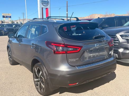 Used 2020 Nissan Rogue Sport SL image 3
