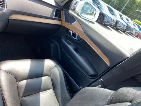 Used 2021 Volvo XC90 T6 Momentum w/ Climate Package AWD/4WD image 12