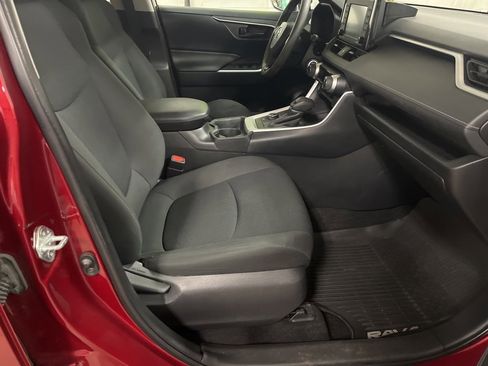 Used 2021 Toyota RAV4 LE image 10