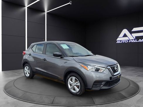 Used 2020 Nissan Kicks S image 3