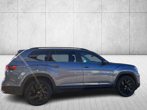 Used 2024 Volkswagen Atlas SE w/ Black Wheel Package image 4