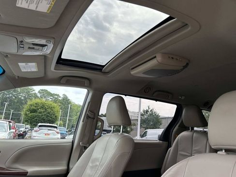 Used 2012 Toyota Sienna XLE FWD image 23