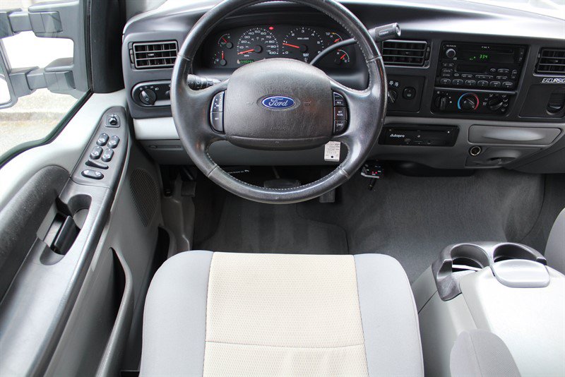 Used 2005 Ford Excursion XLT AWD/4WD image 2