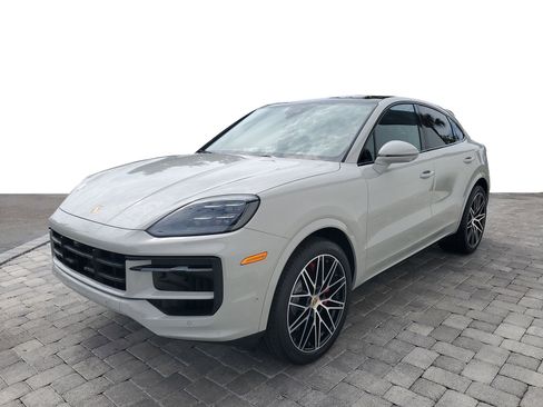 Used 2024 Porsche Cayenne S AWD/4WD image 3