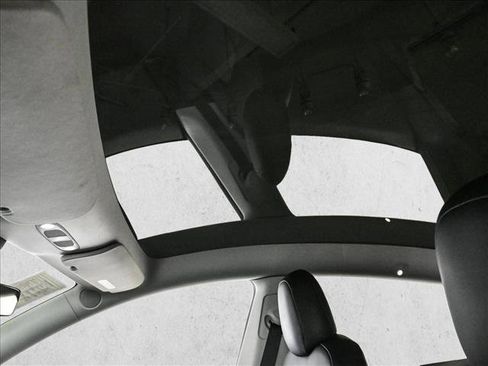 Used 2022 Tesla Model Y Performance image 16