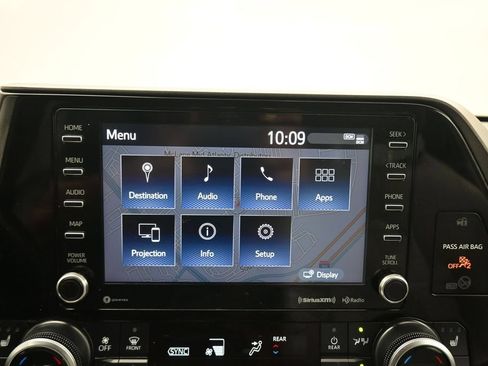 Used 2021 Toyota Highlander XLE AWD/4WD image 17