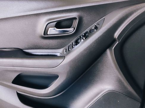 Used 2020 Chevrolet Trax LS FWD image 24