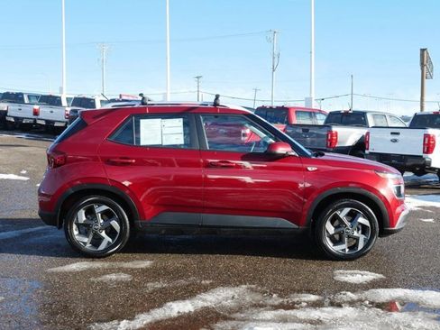 Used 2024 Hyundai Venue Limited image 3
