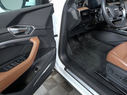 Used 2024 Audi Q8 e-tron Premium Plus image 8