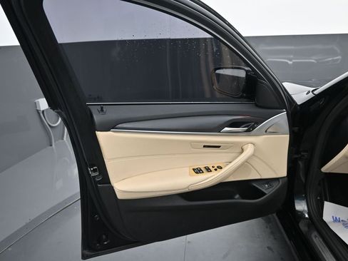 Used 2022 BMW 530i w/ Convenience Package RWD image 5