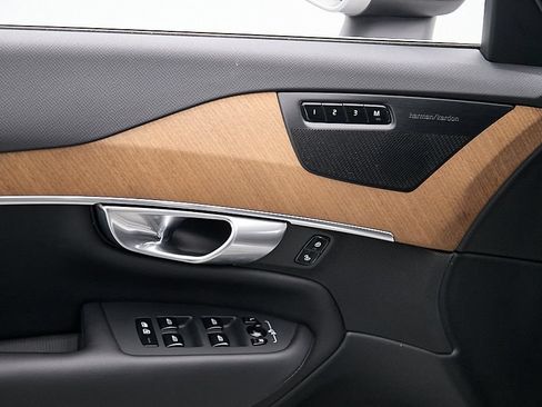Certified 2023 Volvo XC90 B6 Plus AWD/4WD image 11