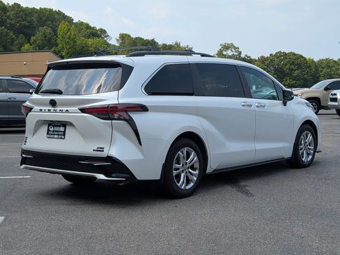 Used 2023 Toyota Sienna XSE AWD/4WD image 9