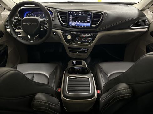 Used 2023 Chrysler Pacifica Touring-L w/ Uconnect Theater Family Group AWD/4WD image 10