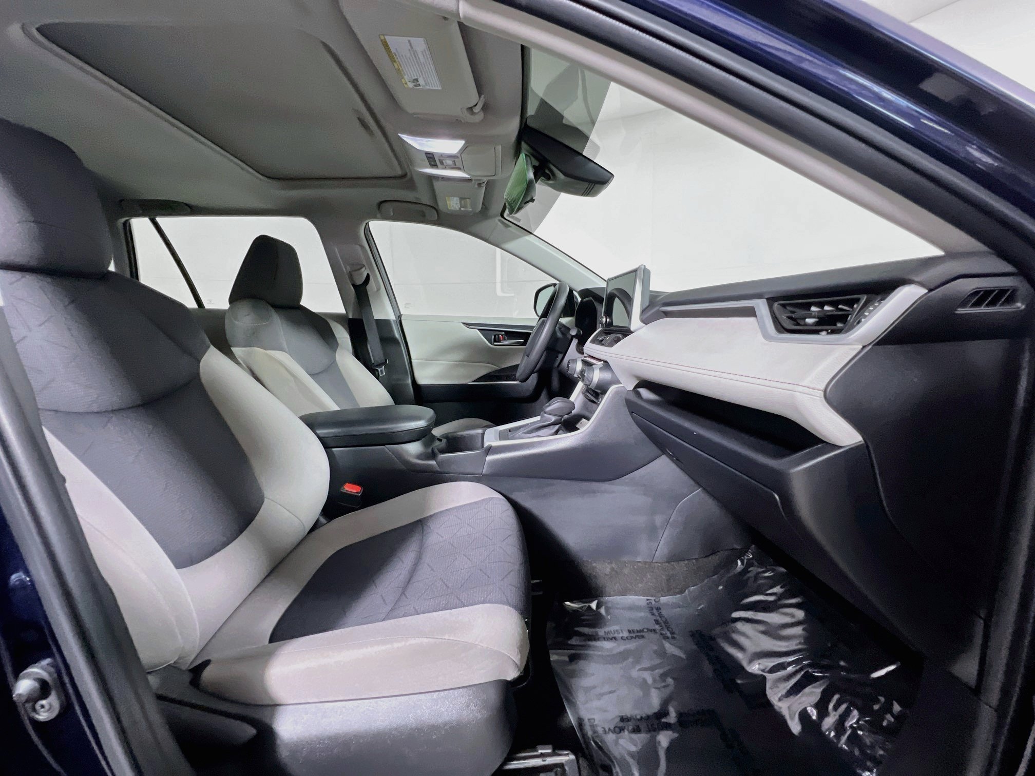 Used 2025 Toyota RAV4 XLE w/ Convenience Package FWD image 31