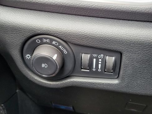 Used 2025 Chrysler Pacifica Limited FWD image 15