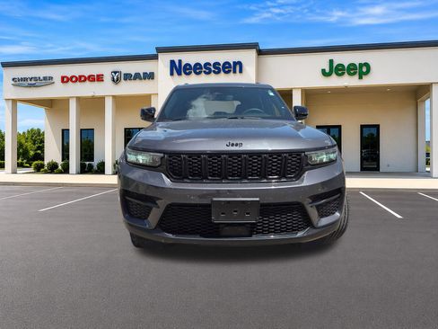 Used 2024 Jeep Grand Cherokee Altitude RWD image 2