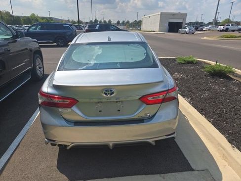 Used 2019 Toyota Camry SE FWD image 5