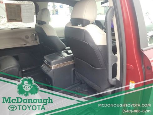 Certified 2025 Toyota Sienna Platinum image 21