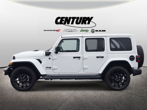 Used 2025 Jeep Wrangler Sahara image 7