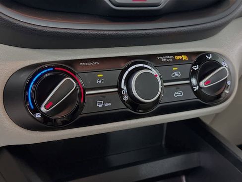 Used 2025 Kia Soul LX FWD image 16
