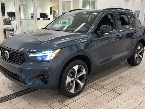 Used 2026 Volvo XC40 B4 Plus w/ Climate Package image 9