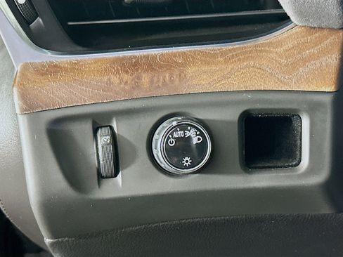 Used 2018 Cadillac Escalade Luxury image 16