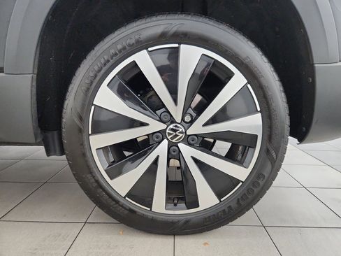 Certified 2023 Volkswagen Taos SE w/ Panoramic Sunroof Package image 33