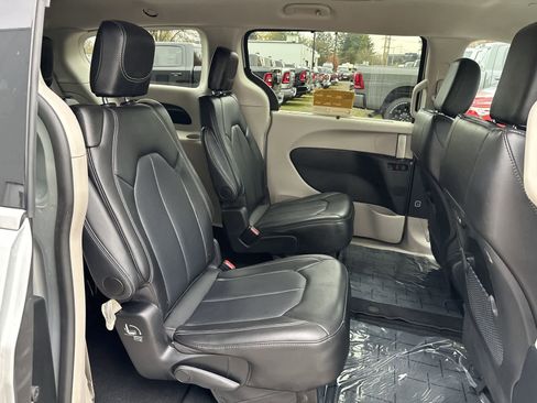 Certified 2024 Chrysler Pacifica Touring-L image 5