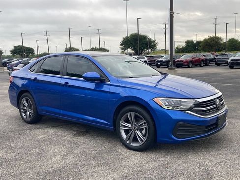 Used 2023 Volkswagen Jetta SE FWD image 3