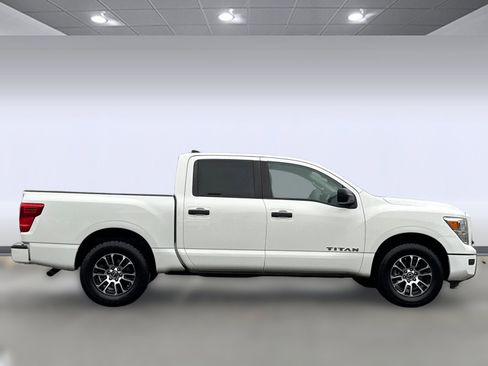 Used 2023 Nissan Titan SV image 7